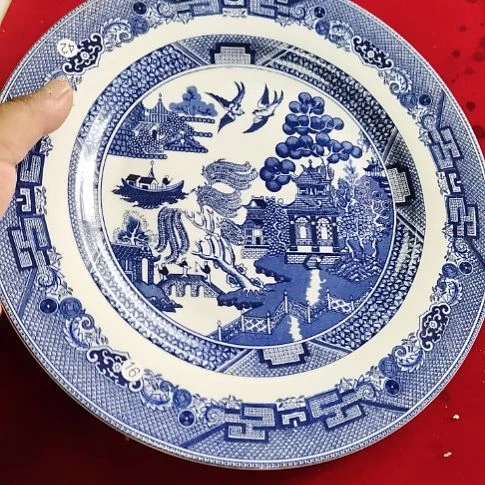 瓷片瓷片，各种摆件，盘，碗，沙锅，均有瑕疵。口直径26cm。