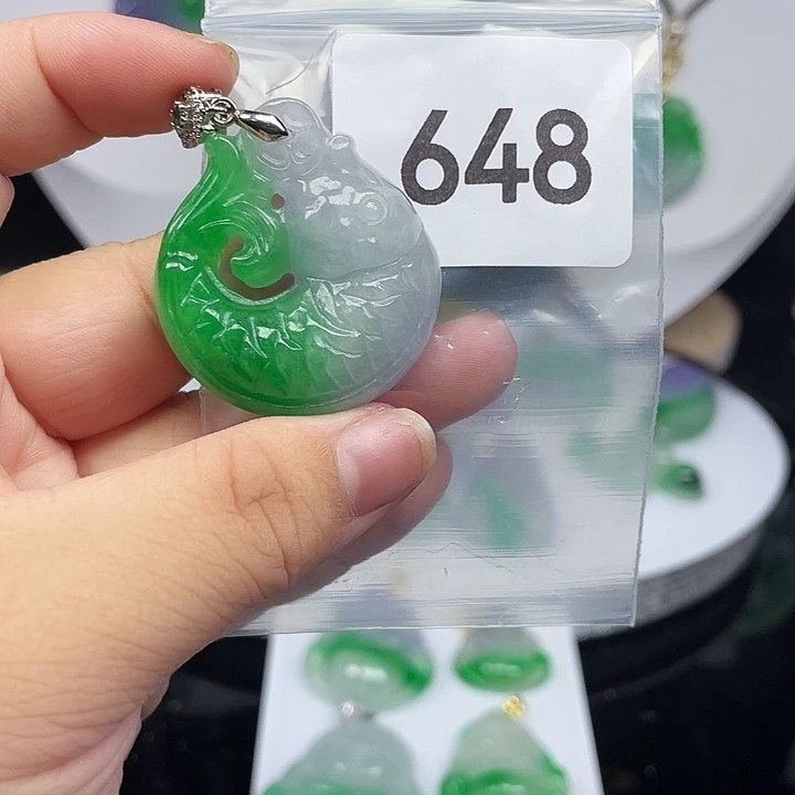 翡翠未镶嵌吊坠(赠链)