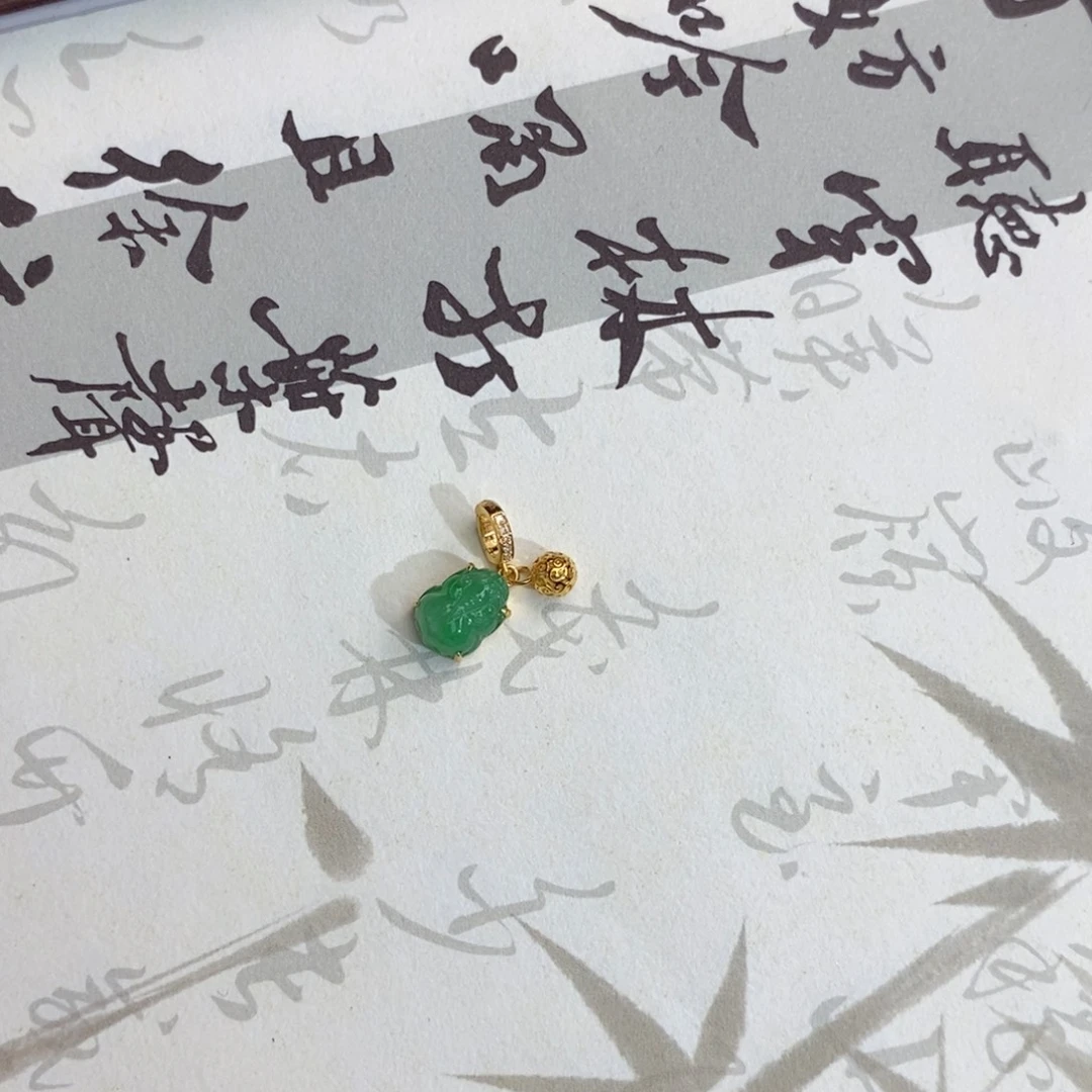 用***4颈饰18K金镶嵌翡翠翡翠
