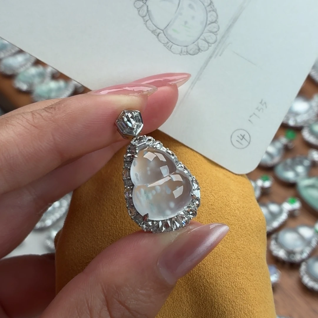 翡翠18K金镶嵌颈饰葫芦