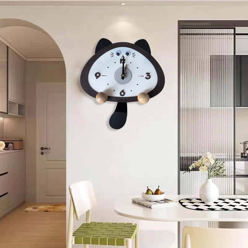 客厅挂钟创意钟表挂墙2025新款餐厅挂表简约现代时钟带摇摆器