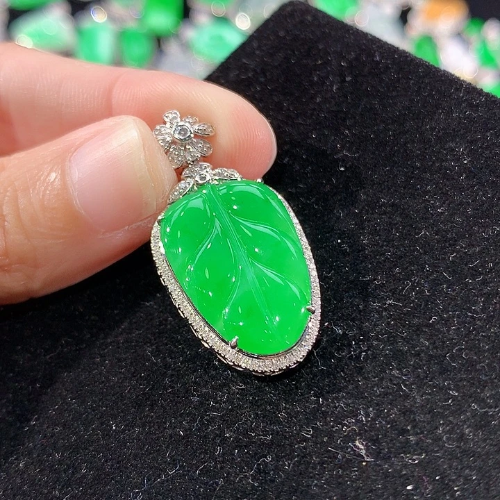 翡翠18K金镶嵌颈饰