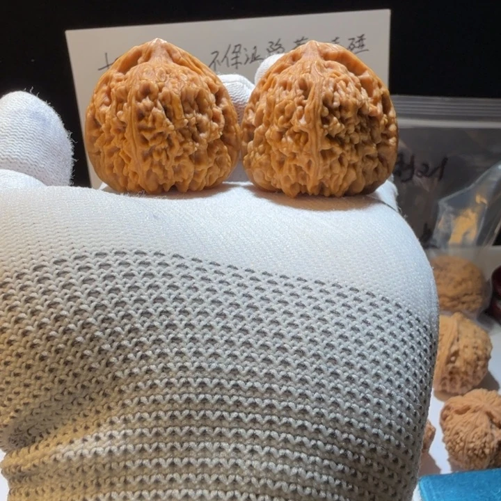 文玩核桃把件^****.9号，41万字三角桩