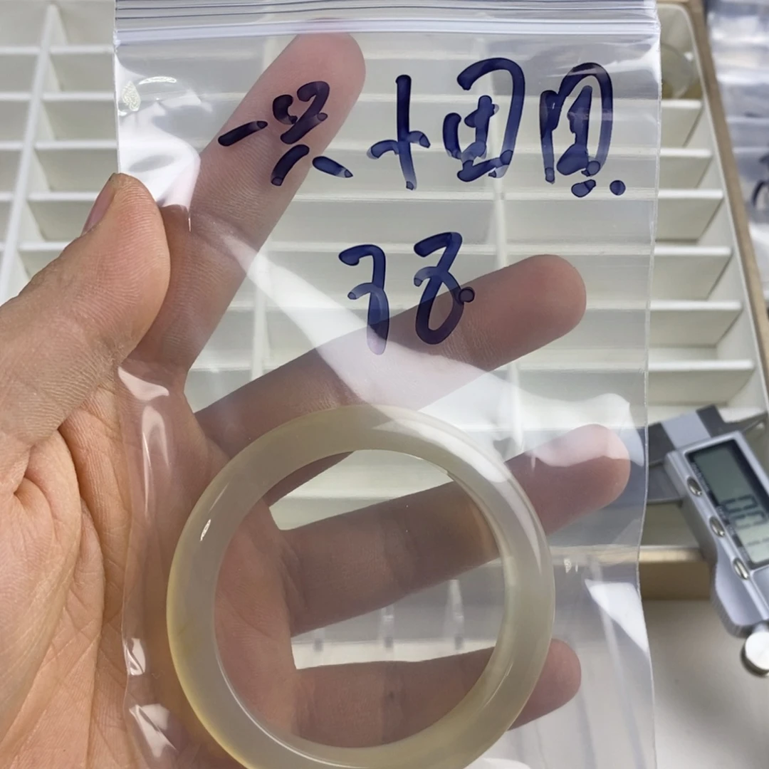 玛瑙/玉髓手镯未镶嵌一***团