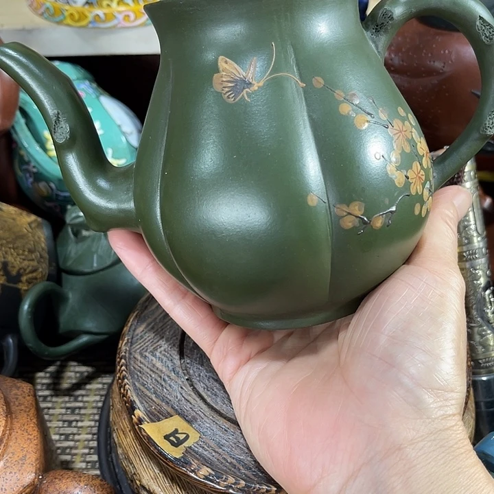 茶壶紫砂原矿泥料手工制作的一把紫砂壶。