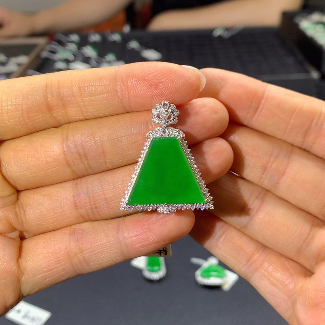 翡翠18K金镶嵌颈饰翡翠