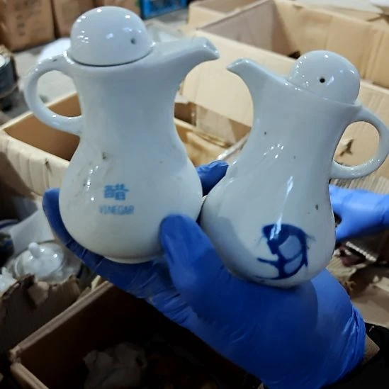 瓷片盘子碗茶壶啥都有