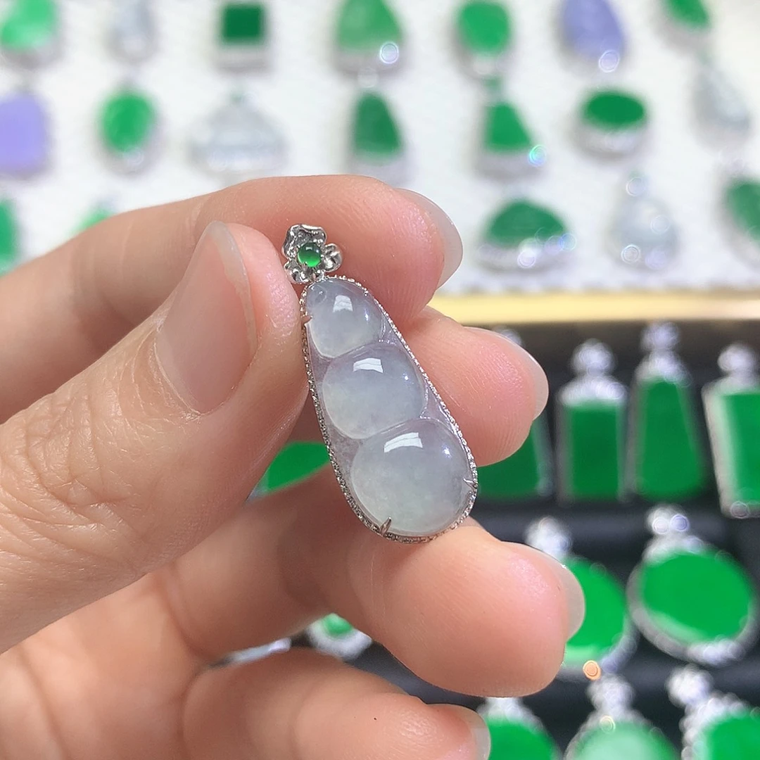 颈饰18K金镶嵌翡翠吊坠