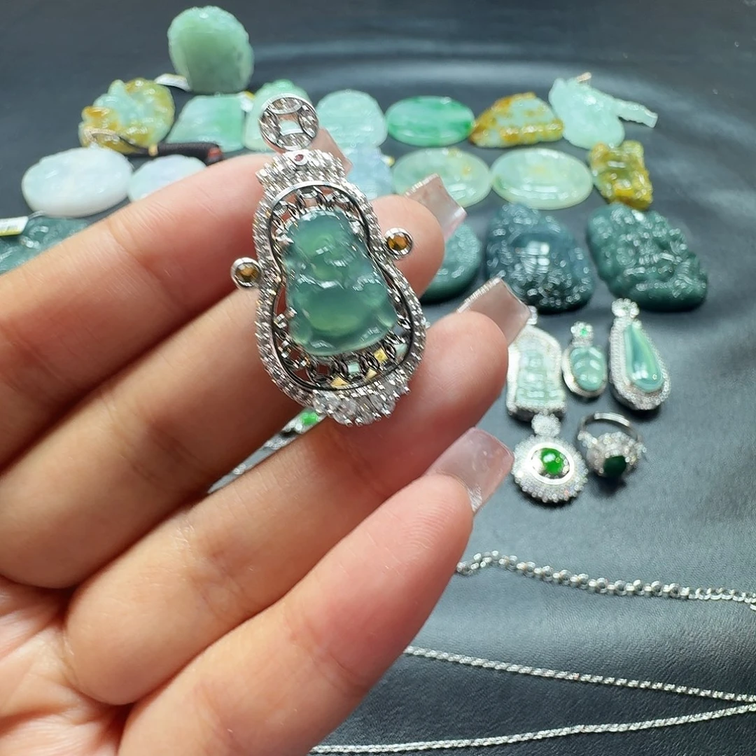 翡翠合金颈饰财神