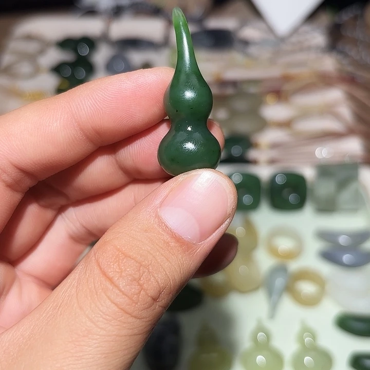 和田玉未镶嵌车挂