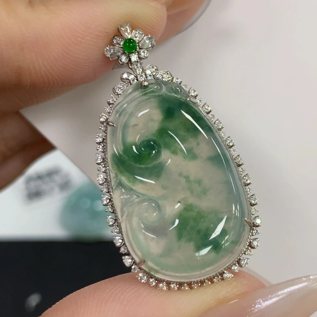 颈饰18K金镶嵌翡翠