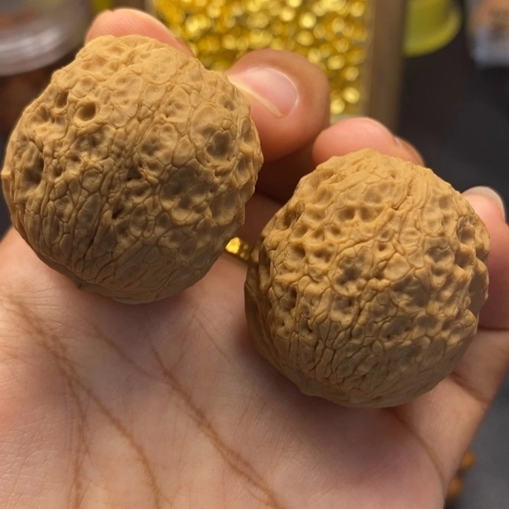 文玩核桃把件38尺牡丹绣球50克