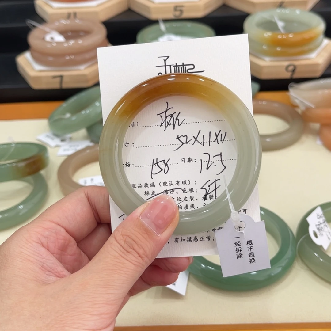 未镶嵌手镯石英质玉瘫*