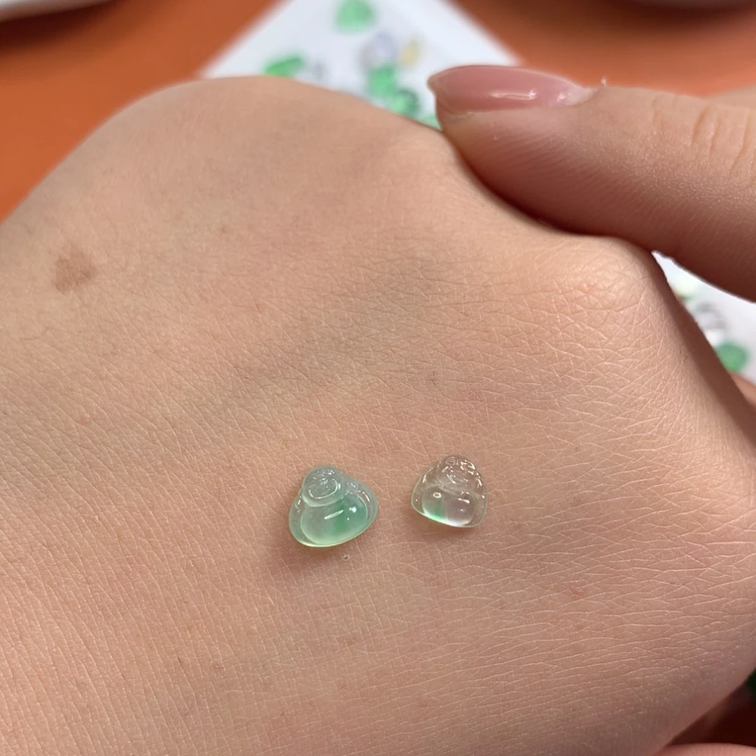 翡翠未镶嵌颈饰飘色佛公两个