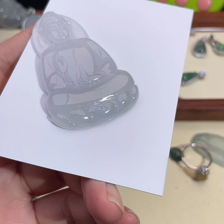 翡翠未镶嵌颈饰小****儿翡翠。