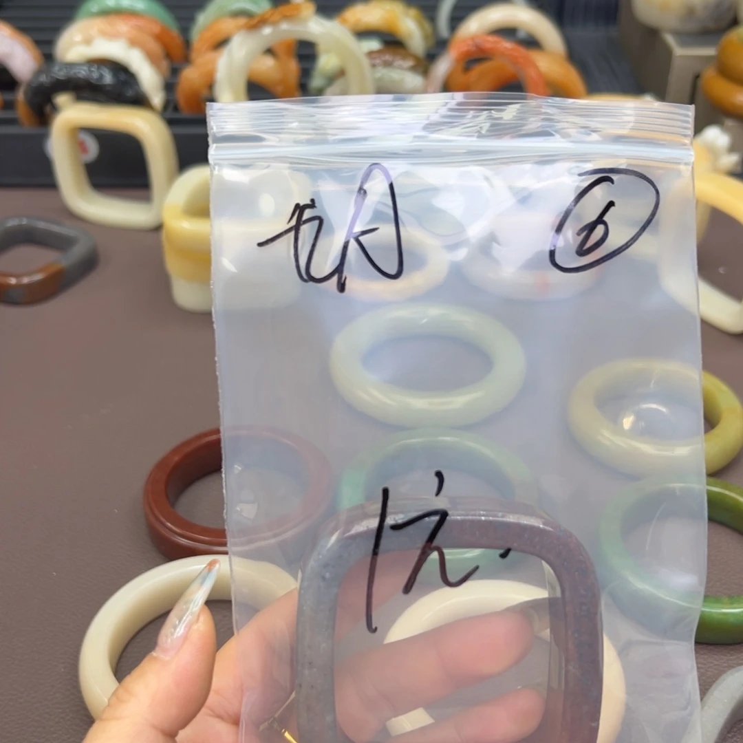 石英质玉手镯未镶嵌九*花