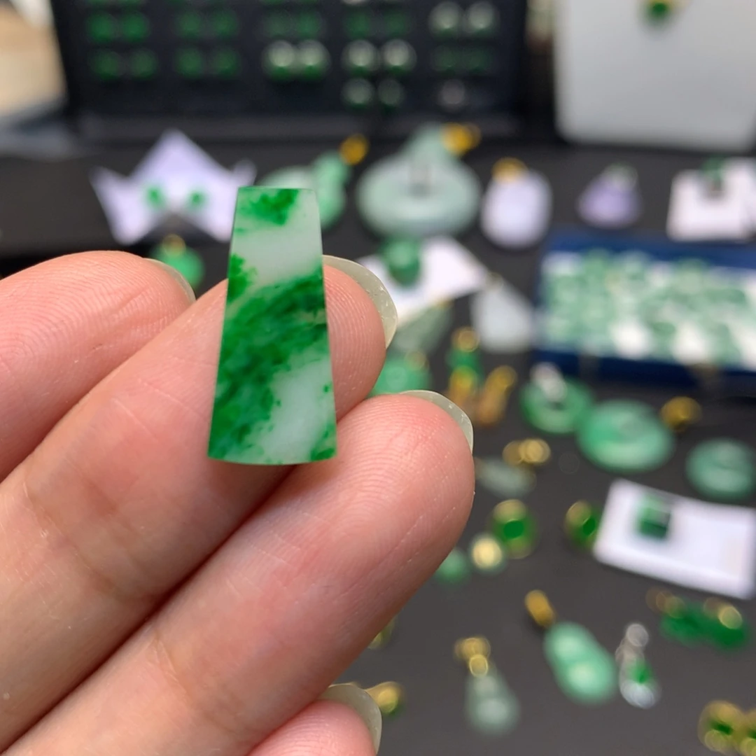 翡翠未镶嵌颈饰有纹裂