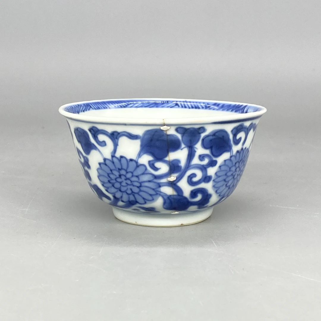 82512059*清康熙青花缠枝花卉纹杯/瓷器八/江苏省文物总店/J