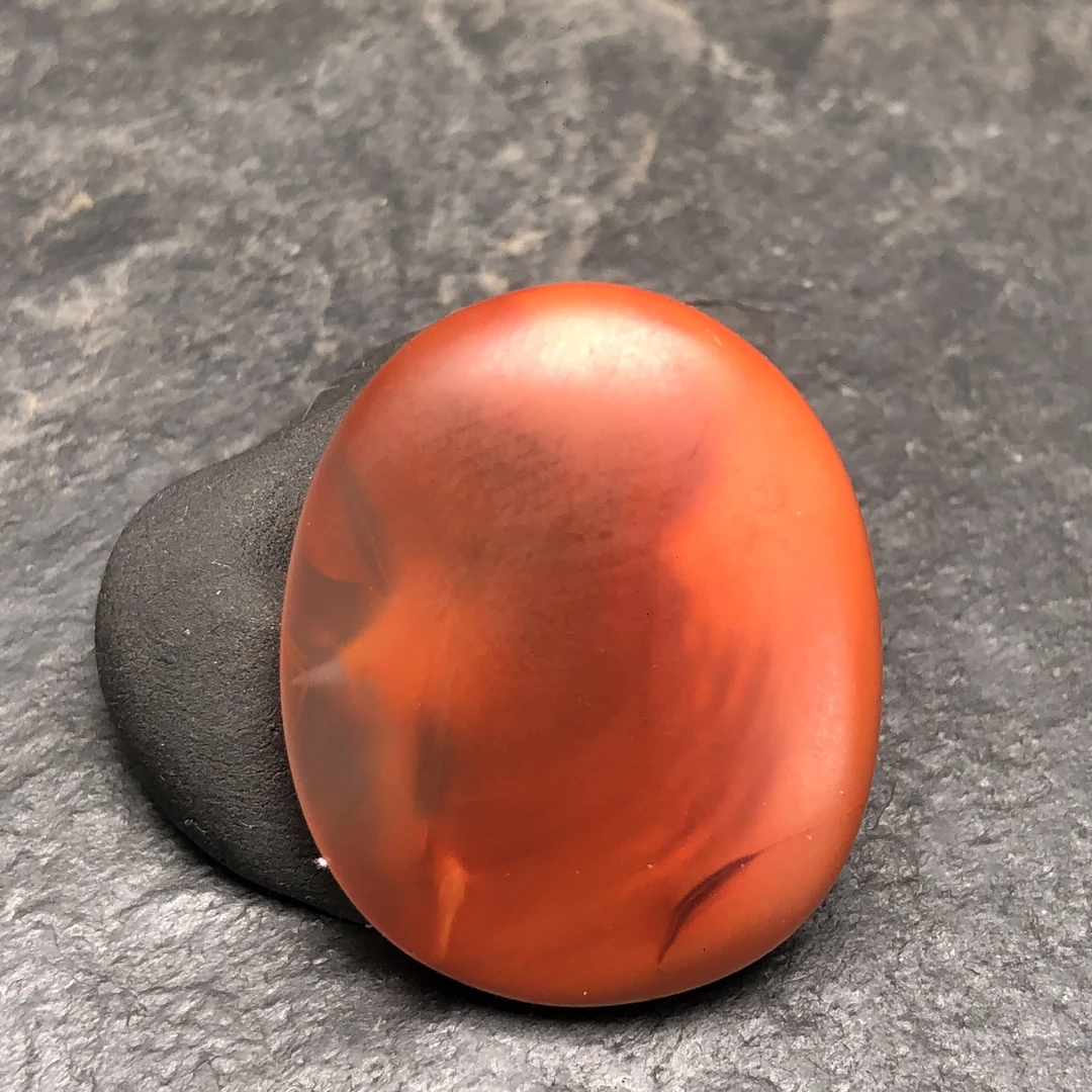 原矿川料南红玛瑙纯手工打磨尺寸28.6x23.3x6.7毫米，无裂