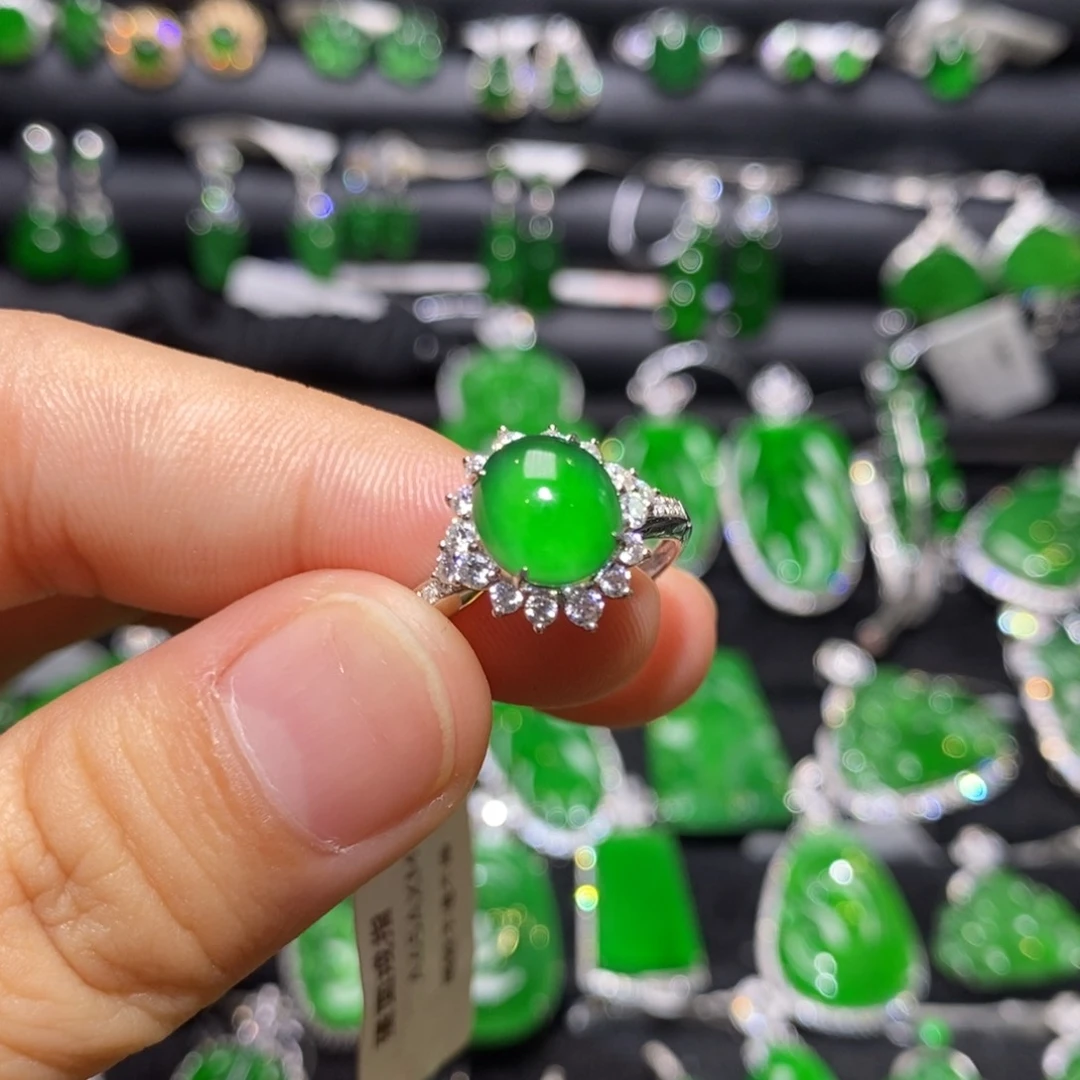 18K金镶嵌戒指翡翠天然翡翠