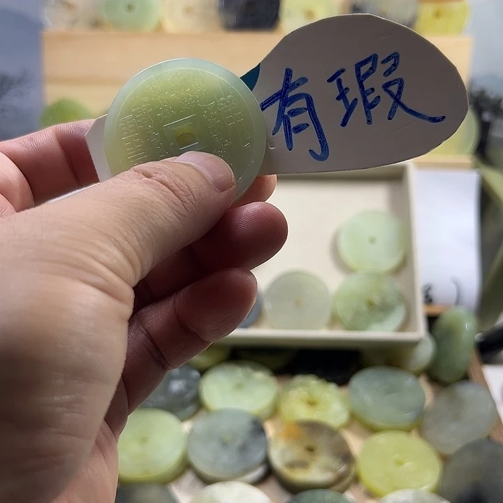 向***来未镶嵌岫玉颈饰挂坠