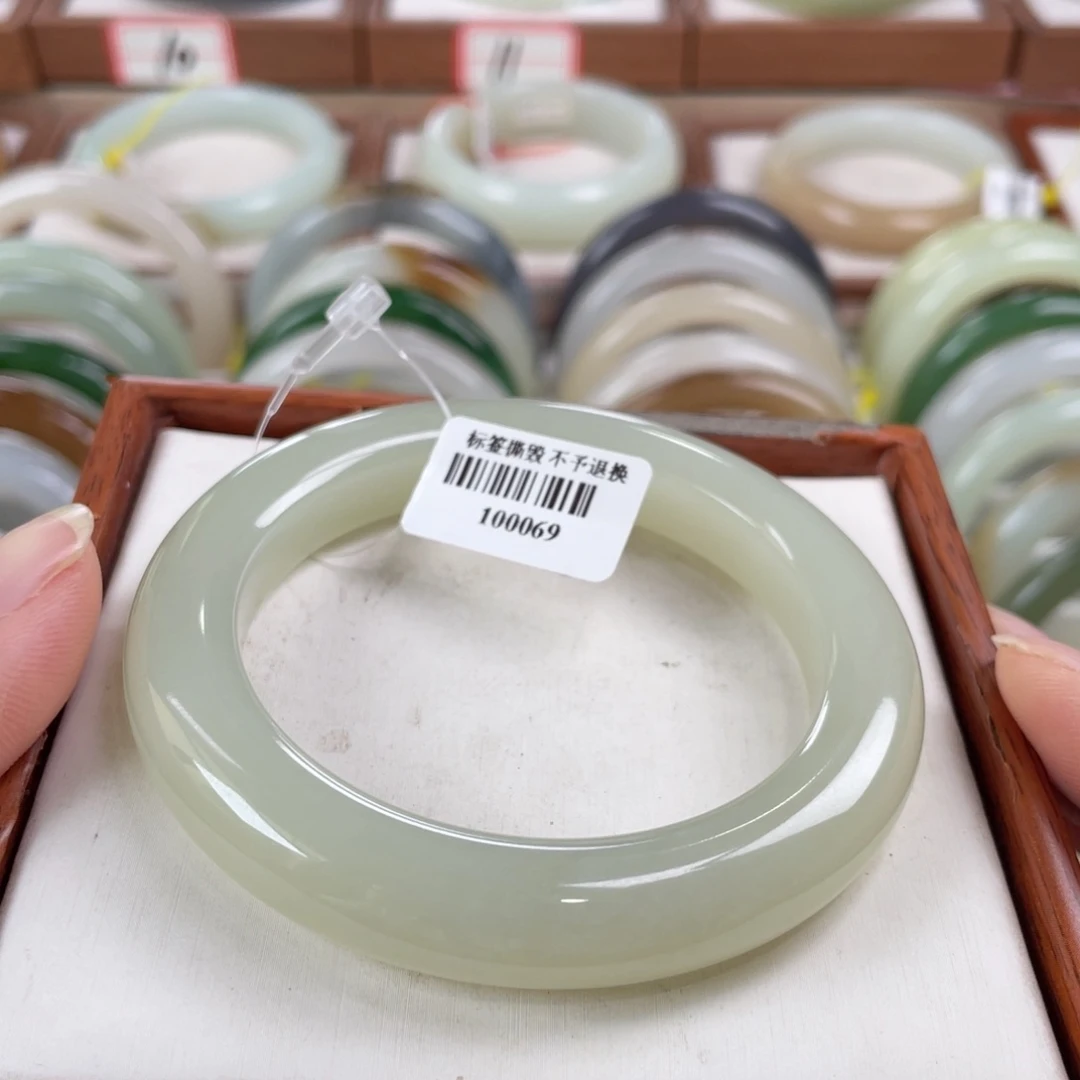 【闪购商品】和田玉手镯未镶嵌和田玉57。17