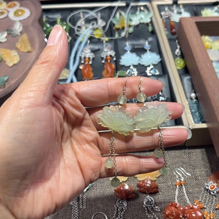 蛇纹石玉未镶嵌耳饰