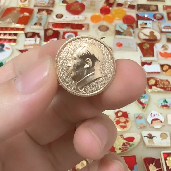 铝白*羊毛爷爷像章