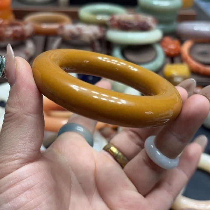 苏***月石英岩玉未镶嵌颈饰