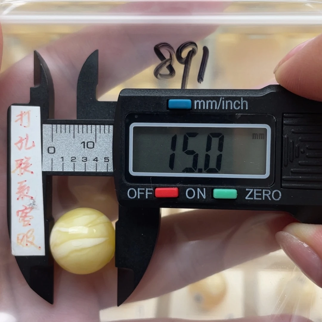 蜜蜡裸石未镶嵌向**鹰蜜蜡