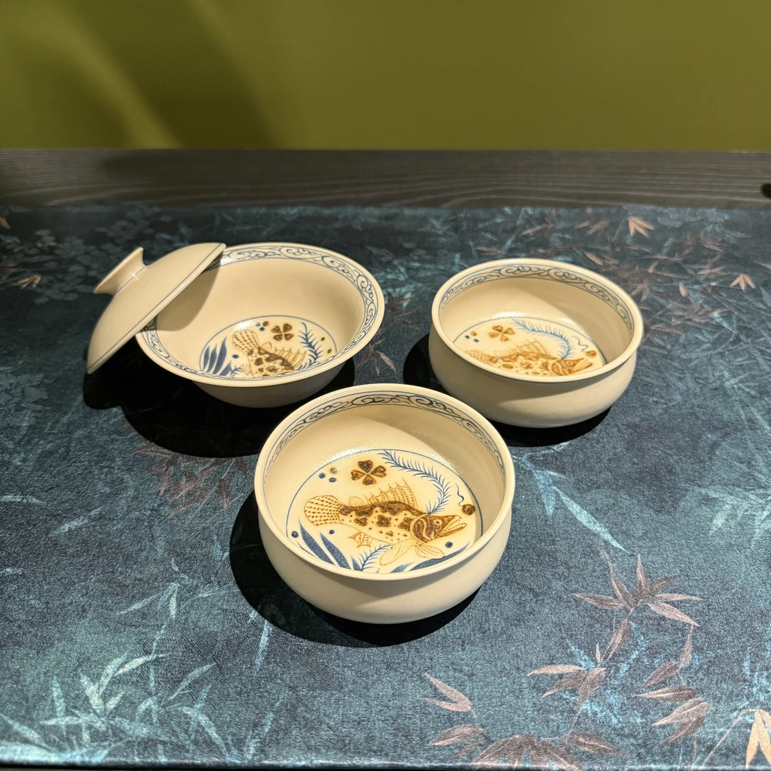 雨溪山房 釉里金鱼藻底心一盖碗 两杯 YX00033