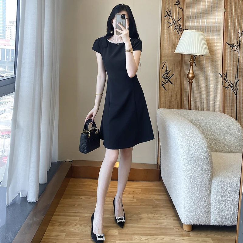 夏季新款时尚名媛气质小众钉珠连衣裙女小黑裙赫本风收腰约会裙子