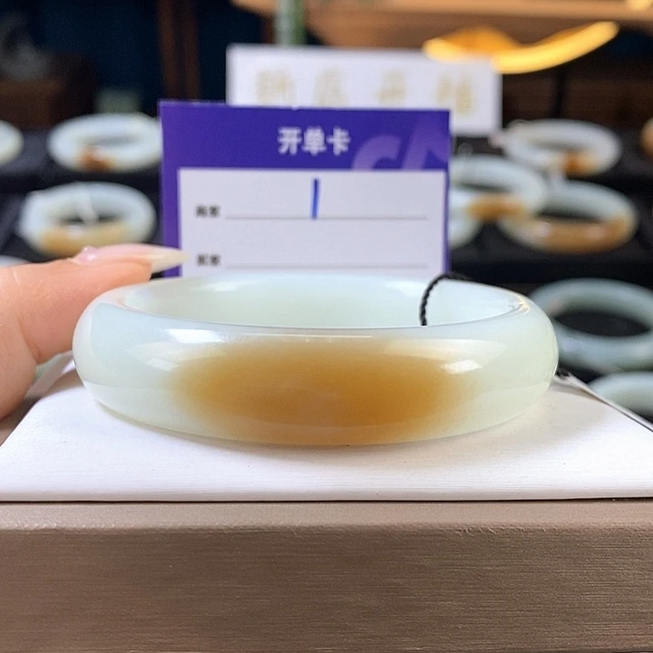 未镶嵌手镯和田玉朵*