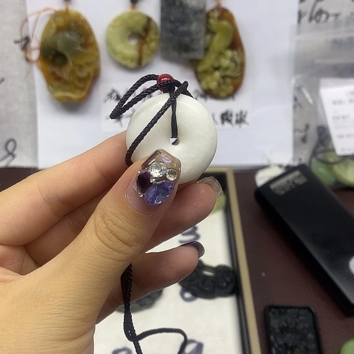 蛇纹石玉未镶嵌颈饰柒*?