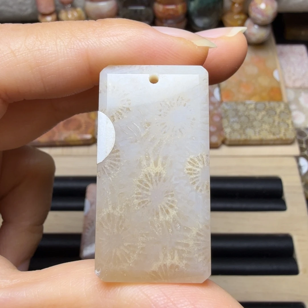 硅化玉未镶嵌米色玉透花花