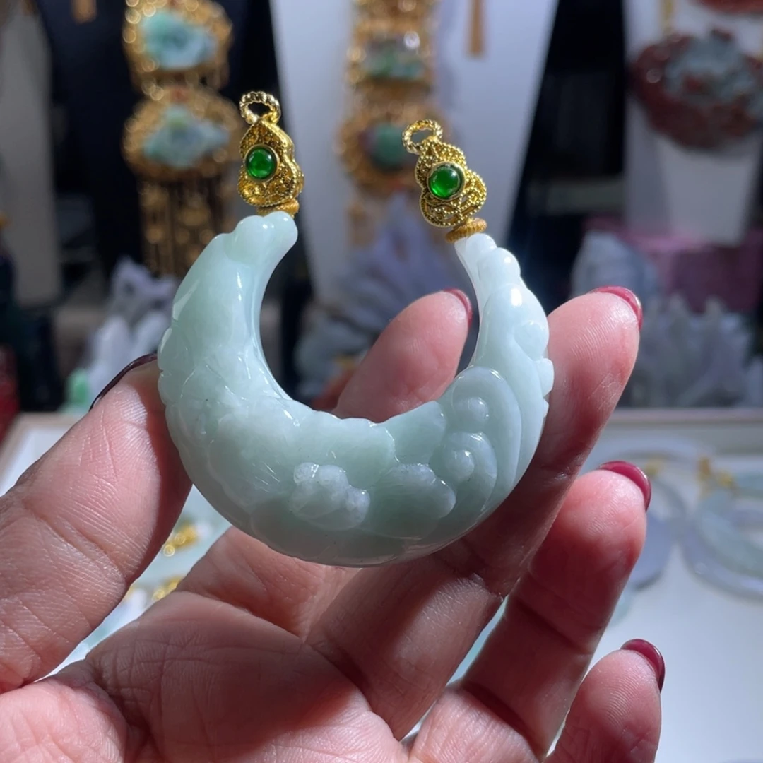 翡翠颈饰未镶嵌翡翠弯弯