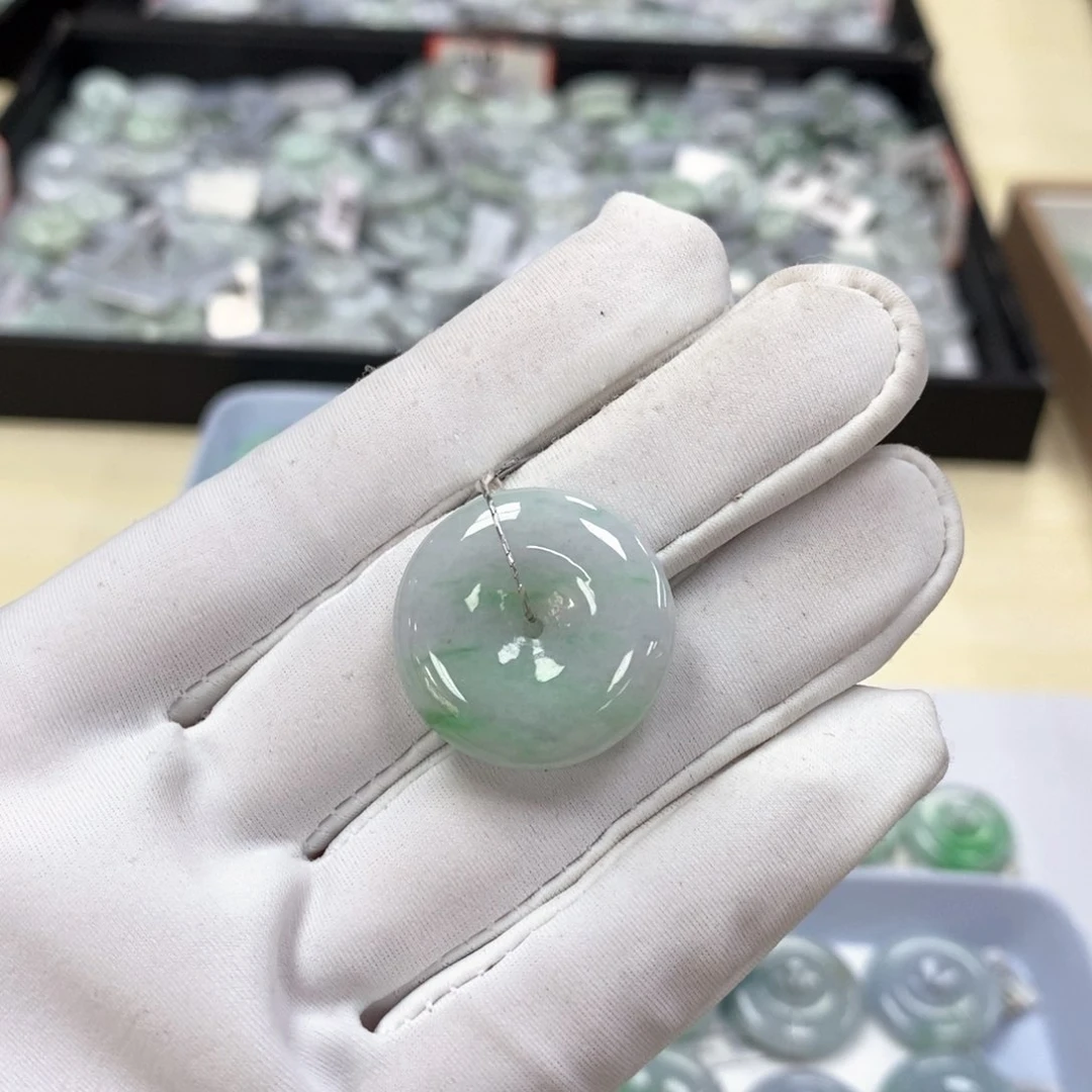 翡翠颈饰未镶嵌平安扣