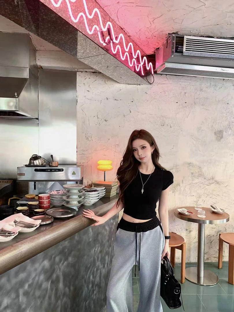 Momoshero【封神直角肩】修饰身材壁垒~蚂蚁腰续约基础刚需挖肩黑T