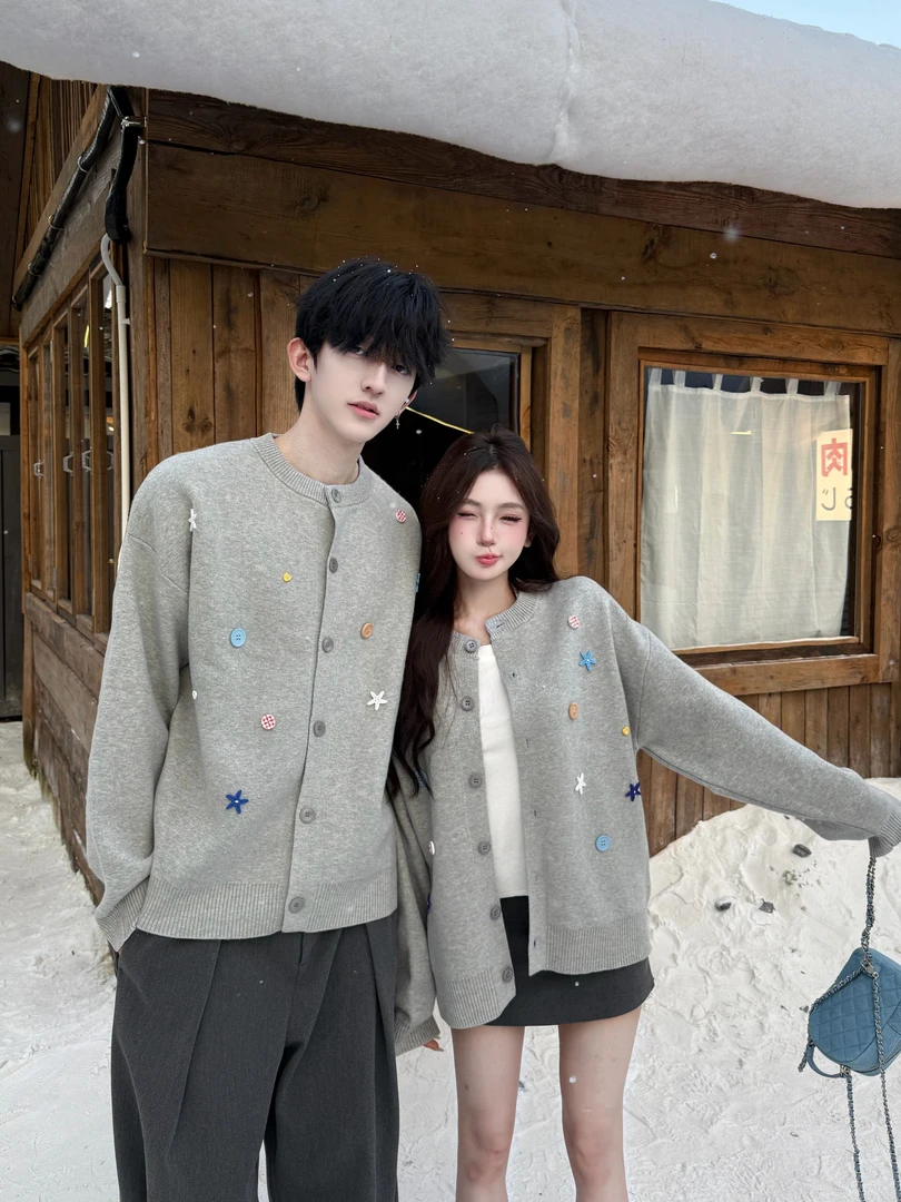 情侣秋冬小众设计毛衣常规款针织衫长袖开衫款圆领纽扣针织