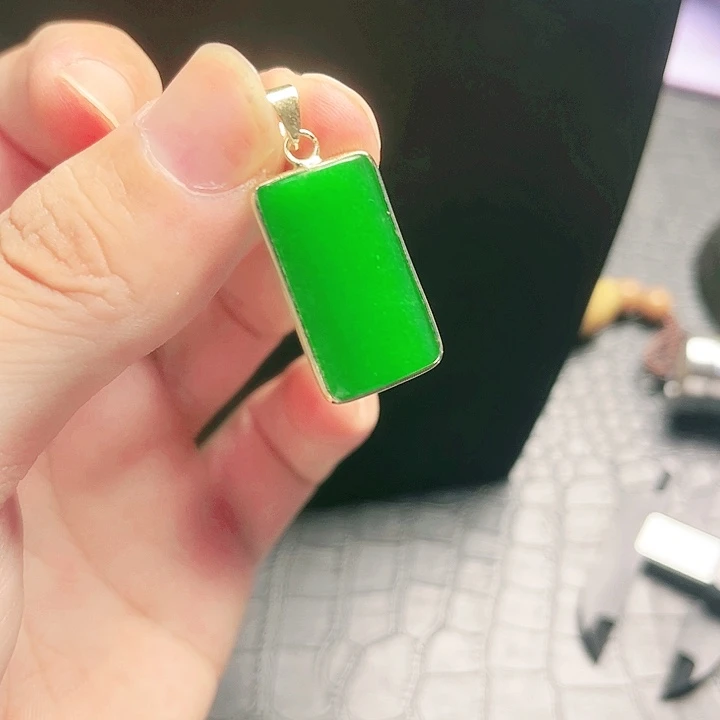 颈饰18K金镶嵌翡翠