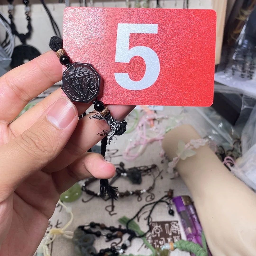 蛇纹石玉颈饰合金三**。