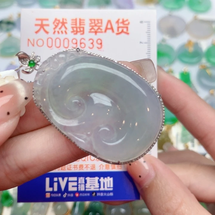 翡翠18K金镶嵌颈饰如意