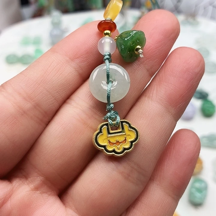 茜***爪翡翠未镶嵌颈饰平安扣