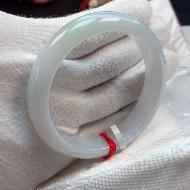 翡翠手镯未镶嵌秘*呀58圈