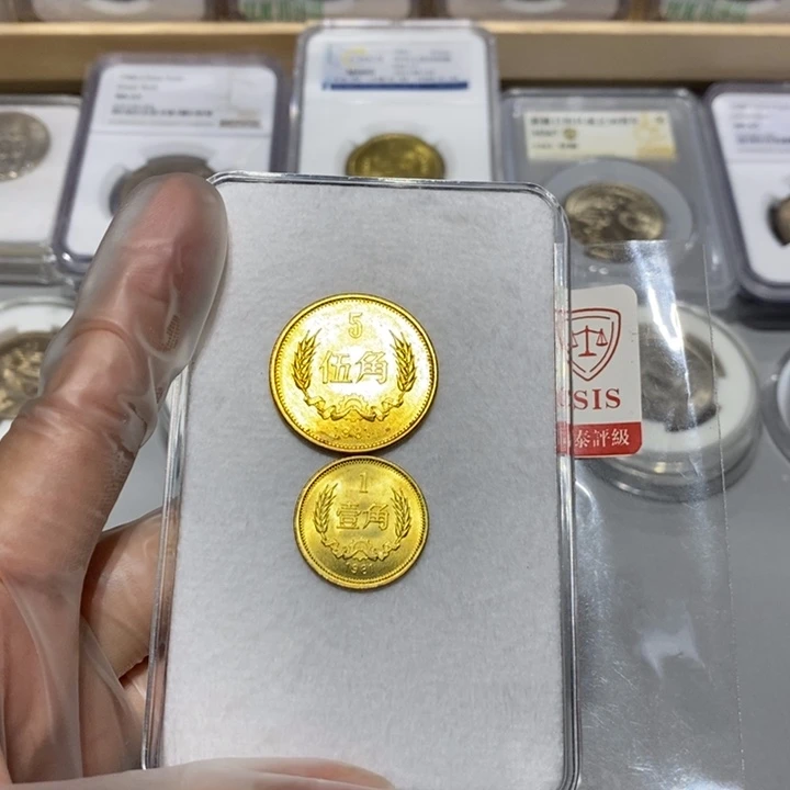 塞***雪其他普通金属81长城币两枚如图