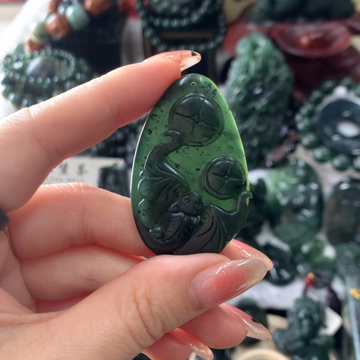 蛇纹石玉未镶嵌颈饰