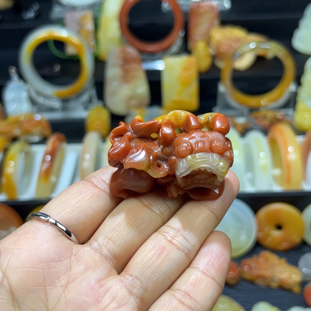 石英质玉（黄龙玉）未镶嵌颈饰