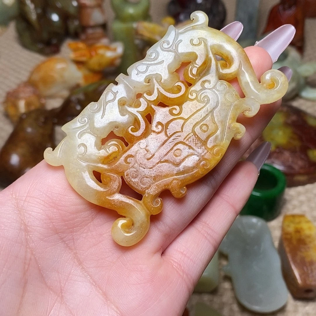 蛇纹石玉足铂镶嵌颈饰