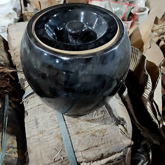 瓷片盘子碗茶壶啥都有