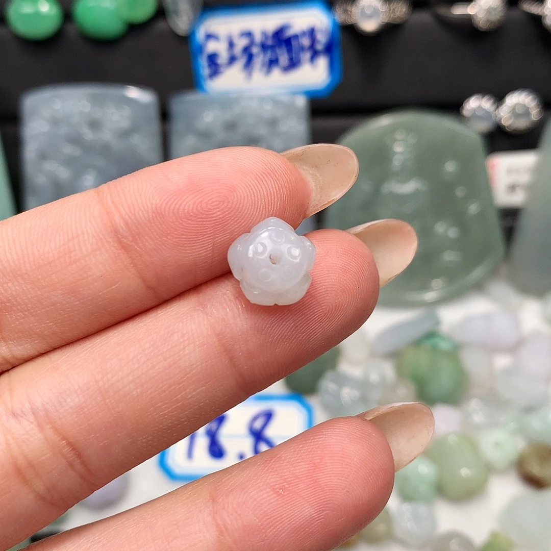 翡翠未镶嵌颈饰莲花